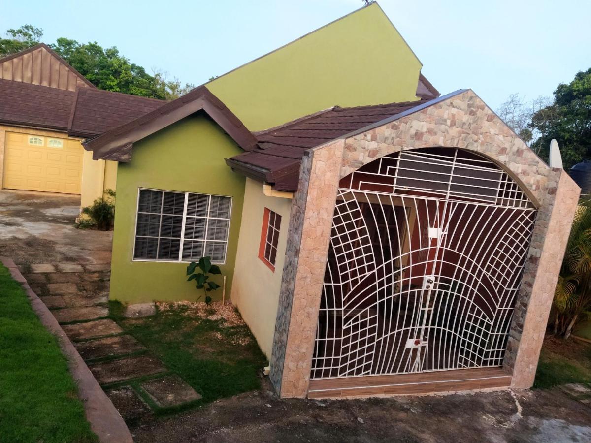 Gables Vacation Rentals With Private Gated Parking Onsite Knockpatrick Buitenkant foto